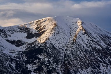 İlkbaharın başlarında karla kaplı dağ sıraları