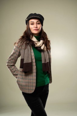 Moda kıyafetleri içinde güzel bir genç kadının stüdyo portresi.