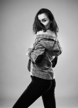 Moda kıyafetleri içinde güzel bir genç kadının stüdyo portresi.