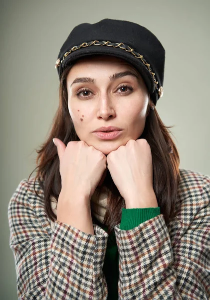 Retrato Estudio Una Hermosa Joven Vestida Con Ropa Moda —  Fotos de Stock