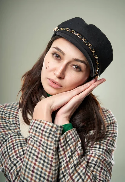 Portrait Studio Une Belle Jeune Femme Vêtements Tendance — Photo