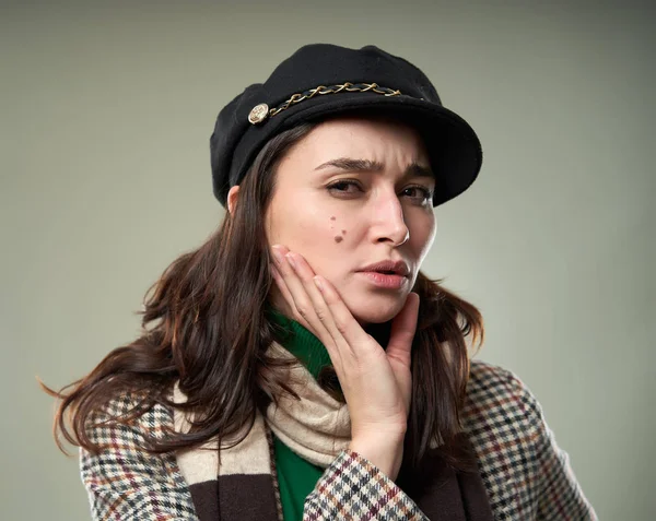 Retrato Estudio Una Hermosa Joven Vestida Con Ropa Moda — Foto de Stock