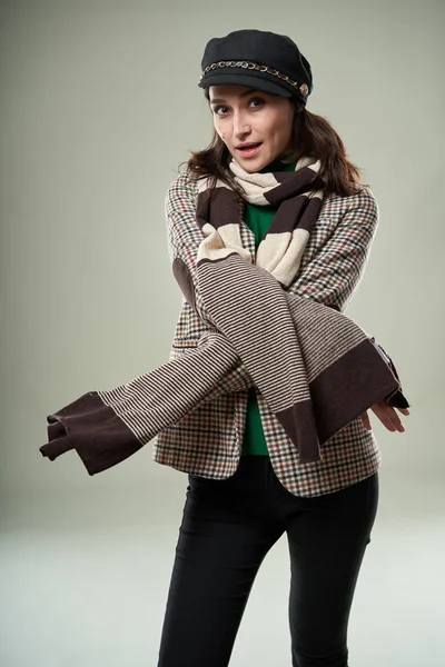 Estúdio Retrato Uma Bela Jovem Mulher Roupas Moda — Fotografia de Stock