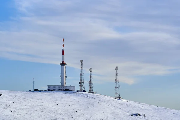 Funkmast Den Verschneiten Bergen — Stockfoto