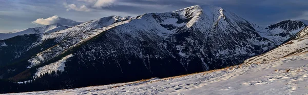 Lkbaharın Başlarında Karla Kaplı Dağ Sıraları — Stok fotoğraf