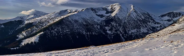 Cordilheira Início Primavera Com Neve — Fotografia de Stock