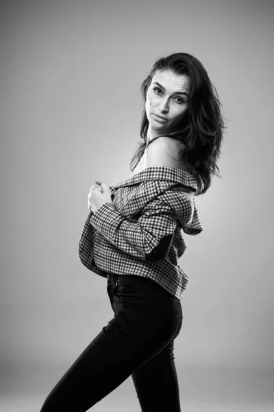 Studio Porträtt Vacker Ung Kvinna Trendiga Kläder — Stockfoto