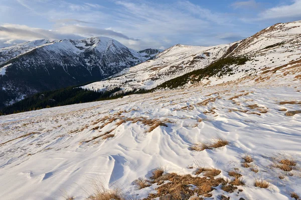 Gamma Montuosa All Inizio Della Primavera Con Neve — Foto Stock