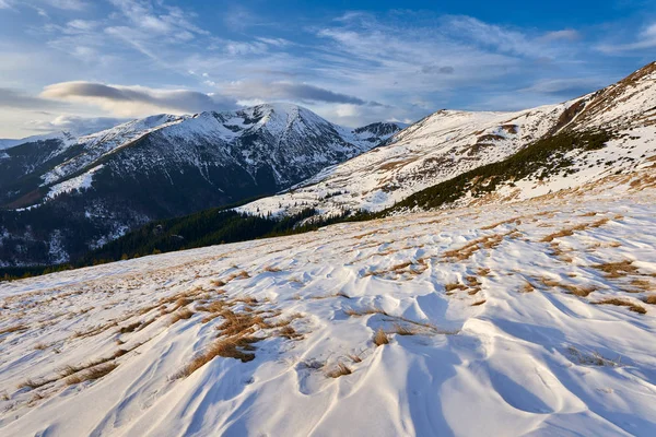 Горный Хребет Ранней Весной Снегом — стоковое фото