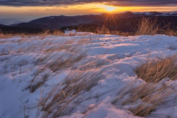 Lkbaharın Başlarında Karla Kaplı Dağ Sıraları — Stok fotoğraf