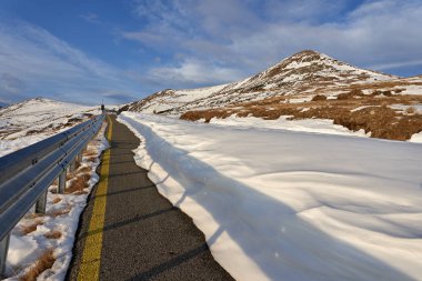 Dağlarda karla kaplı yollar.