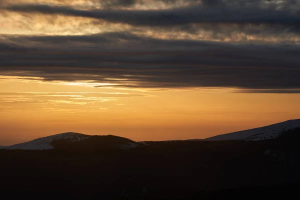 Bergskedja Vid Solnedgången Med Snö Och Klippor — Stockfoto