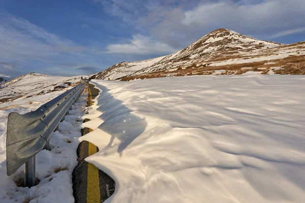 Schneebedeckte Straße Den Bergen — Stockfoto