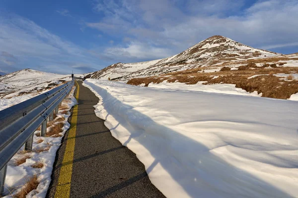 Estrada Coberta Neve Nas Montanhas — Fotografia de Stock