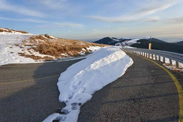 山中白雪覆盖的道路 — 图库照片