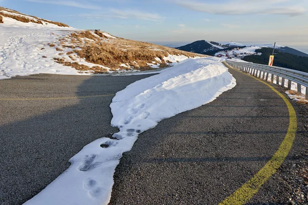 Δρόμος Καλυμμένος Χιόνι Στα Βουνά — Φωτογραφία Αρχείου