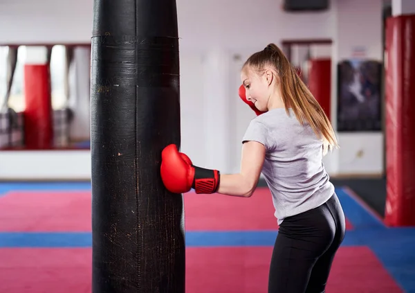 Młoda Kobieta Myśliwiec Pracuje Ciężkich Punch Bag — Zdjęcie stockowe