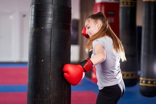 Młoda Kobieta Myśliwiec Pracuje Ciężkich Punch Bag — Zdjęcie stockowe