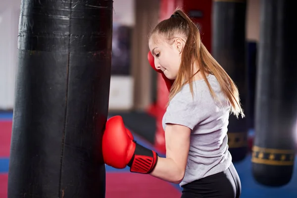Young Female Fighter Working Heavy Punch Bag — Stock Photo, Image
