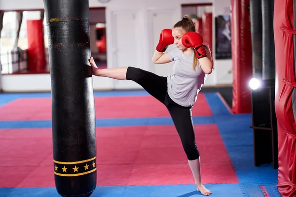 Chica Joven Muay Thai Luchador Trabajando Con Bolsa Pesada —  Fotos de Stock