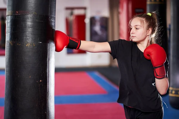 Junge Kämpferin Arbeitet Schwerem Boxsack — Stockfoto