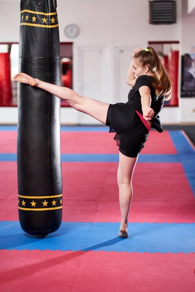 Jovem Menina Muay Thai Lutador Trabalhando Com Saco Pesado — Fotografia de Stock