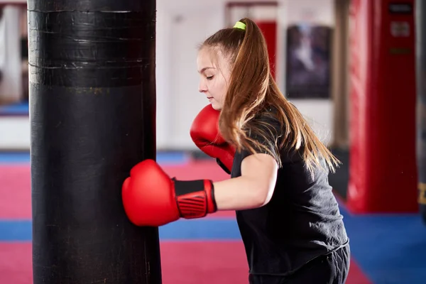 Молодая Женщина Боец Работает Над Тяжелым Боксом — стоковое фото