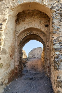 Gotik tarzında taş duvarlı ortaçağ kalesi