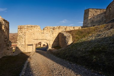 Gotik tarzında taş duvarlı ortaçağ kalesi