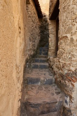 Gotik tarzında taş duvarlı ortaçağ kalesi