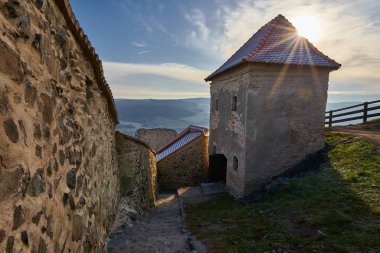Gotik tarzında taş duvarlı ortaçağ kalesi