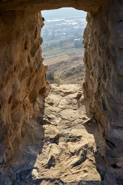 Вид Окна Крепости Каменными Стенами Над Городом — стоковое фото