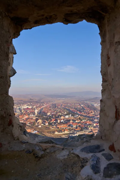 Şehrin Üzerinde Taş Duvarları Olan Bir Kalenin Penceresinden Bak — Stok fotoğraf