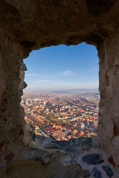 Şehrin Üzerinde Taş Duvarları Olan Bir Kalenin Penceresinden Bak — Stok fotoğraf