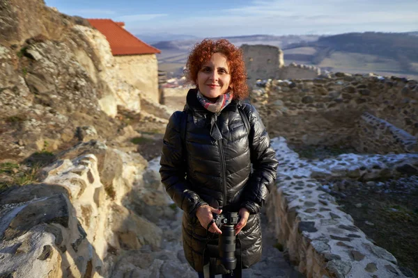 Mulher Turista Visitando Uma Fortaleza Medieval — Fotografia de Stock