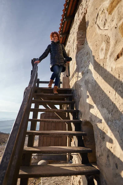 Женщина Туристка Посещающая Средневековую Крепость — стоковое фото
