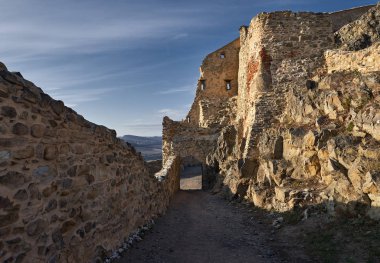 Tepedeki ortaçağ kalesi harabeleri