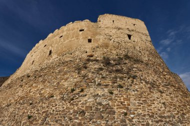 Tepedeki ortaçağ kalesi harabeleri