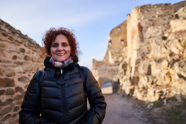 Mulher Turista Visitando Uma Fortaleza Medieval — Fotografia de Stock