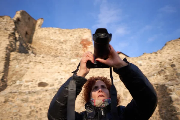 Turista Mujer Visitando Una Fortaleza Medieval —  Fotos de Stock