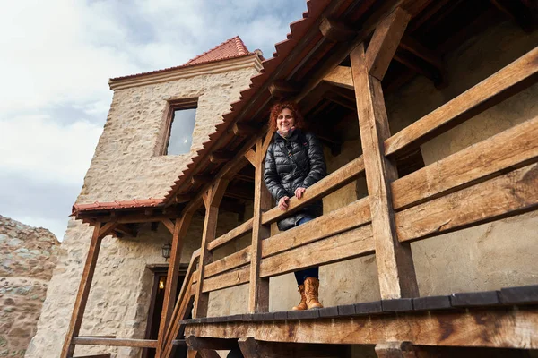 Turista Mujer Visitando Una Fortaleza Medieval — Foto de Stock