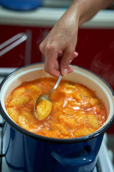 Een Soep Koken Met Eierknoedels Een Pot — Stockfoto