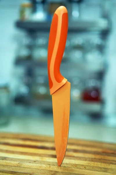 Πορτοκαλί Μαχαίρι Ξύλινο Ταμπλό Copyspace — Φωτογραφία Αρχείου