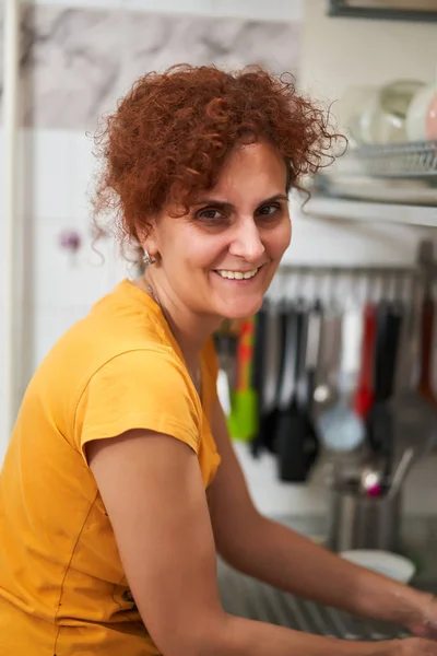 Sorrindo Mulher Caucasiana Lavar Pratos Cozinha — Fotografia de Stock