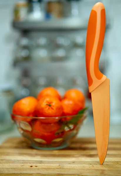Detailní Záběr Nože Dřevěnou Desku Misku Mandarinek — Stock fotografie