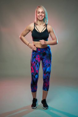 Spor mankeni aerobik yapıyor, dans ediyor, çekim yapıyor.