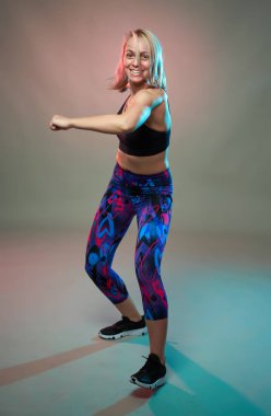 Spor mankeni aerobik yapıyor, dans ediyor, çekim yapıyor.