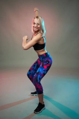 Spor mankeni aerobik yapıyor, dans ediyor, çekim yapıyor.