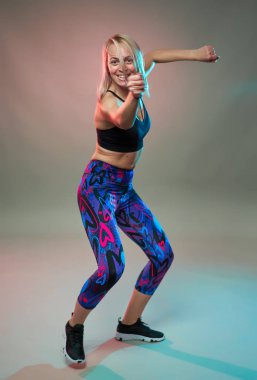 Spor mankeni aerobik yapıyor, dans ediyor, çekim yapıyor.