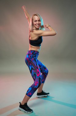 Spor mankeni aerobik yapıyor, dans ediyor, çekim yapıyor.